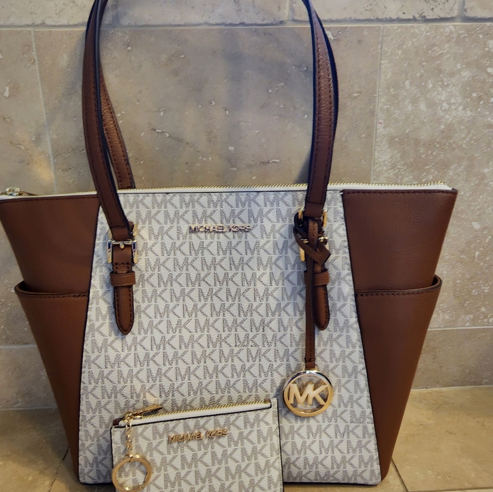Michael Kors: Charlotte Large Logo Leather Top-Zip handbag /wallet /Vanilla Logo